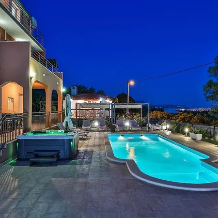 Villa Lioness In Kastel Luksic, Playground & Pool