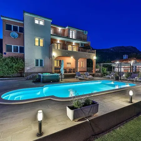 Villa Lioness In Kastel Luksic, Playground & Pool Kastela