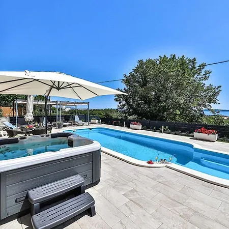 Villa Lioness In Kastel Luksic, Playground & Pool Kastela