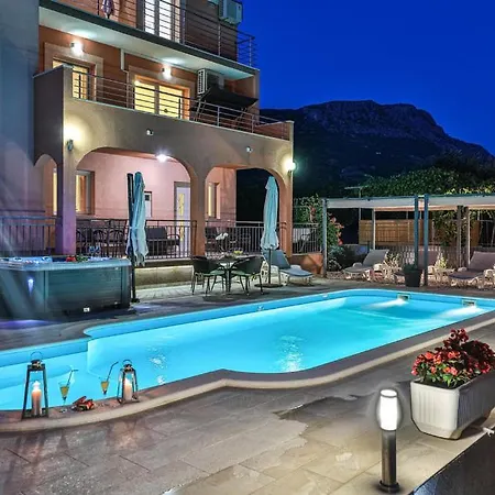 Lioness In Kastel Luksic, Playground & Pool Villa Kastela