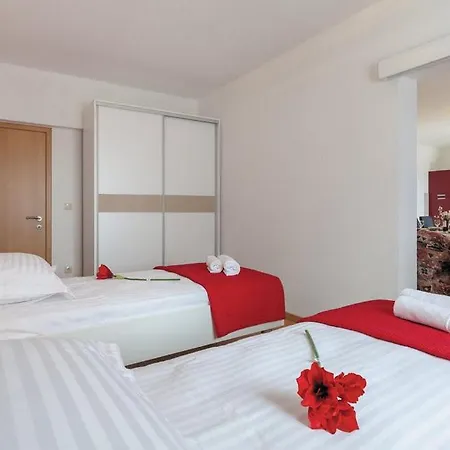 Villa Lioness In Kastel Luksic, Playground & Pool Kastela